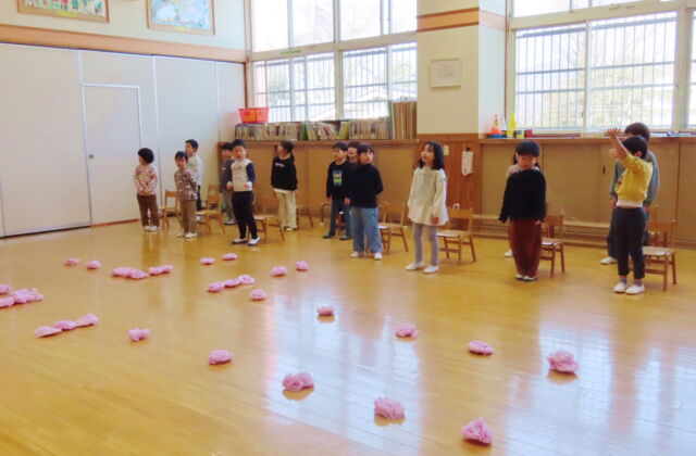 卒園式の練習に取り組んでいます。