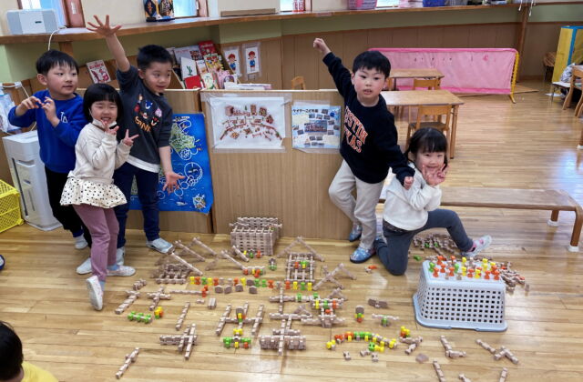 積み木あそびに夢中♪