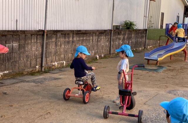 三輪車で遊ぶ中で…